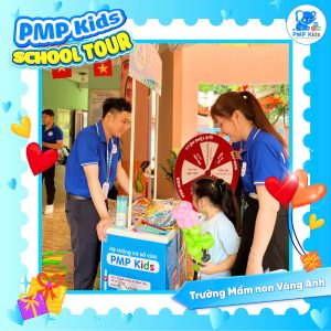 Hình ảnh các bé háo hức nhận các món quà xịn xò từ PMP Kids