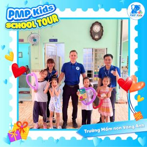 Hình ảnh các bé háo hức nhận các món quà xịn xò từ PMP Kids